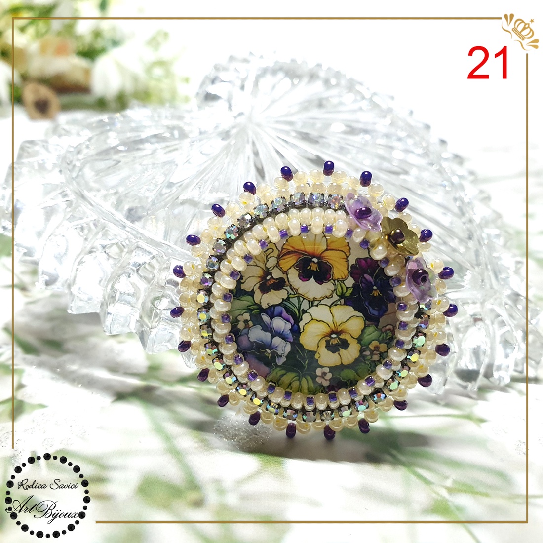 Broșă panseluțe cu margine bej - nr 21 - bijuterii - broșe - Artynos.ro