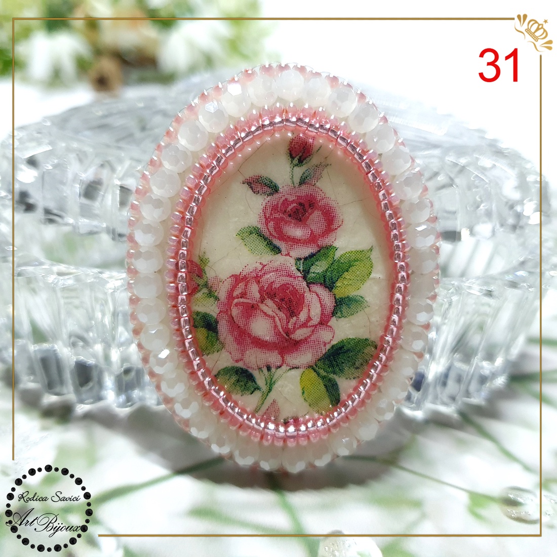 Broșă ovală trandafiri margine albă - nr 31 - bijuterii - broșe - Artynos.ro