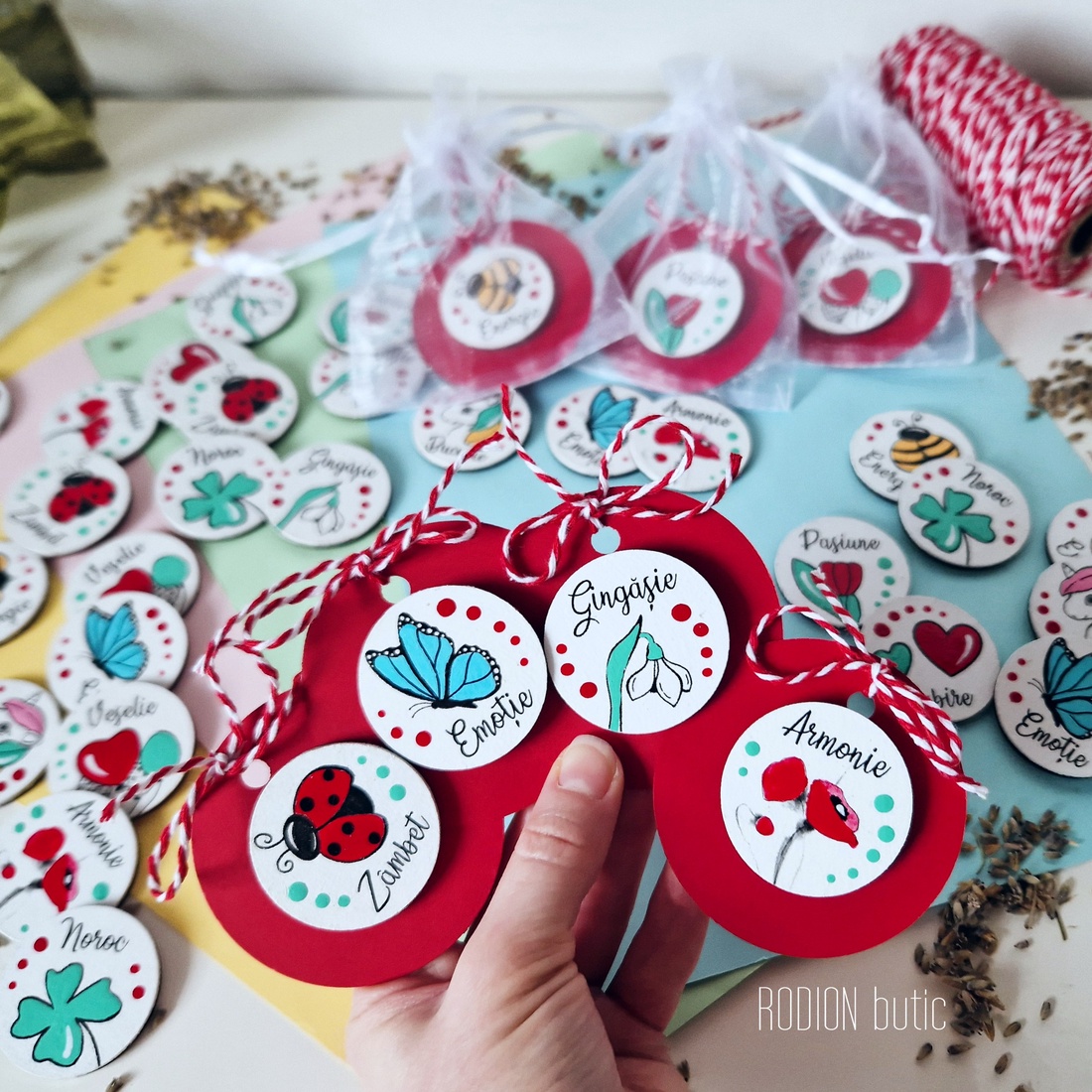 Martisoare brosa pictate manual cu text handmade deosebite - bijuterii - mărțișor - Artynos.ro