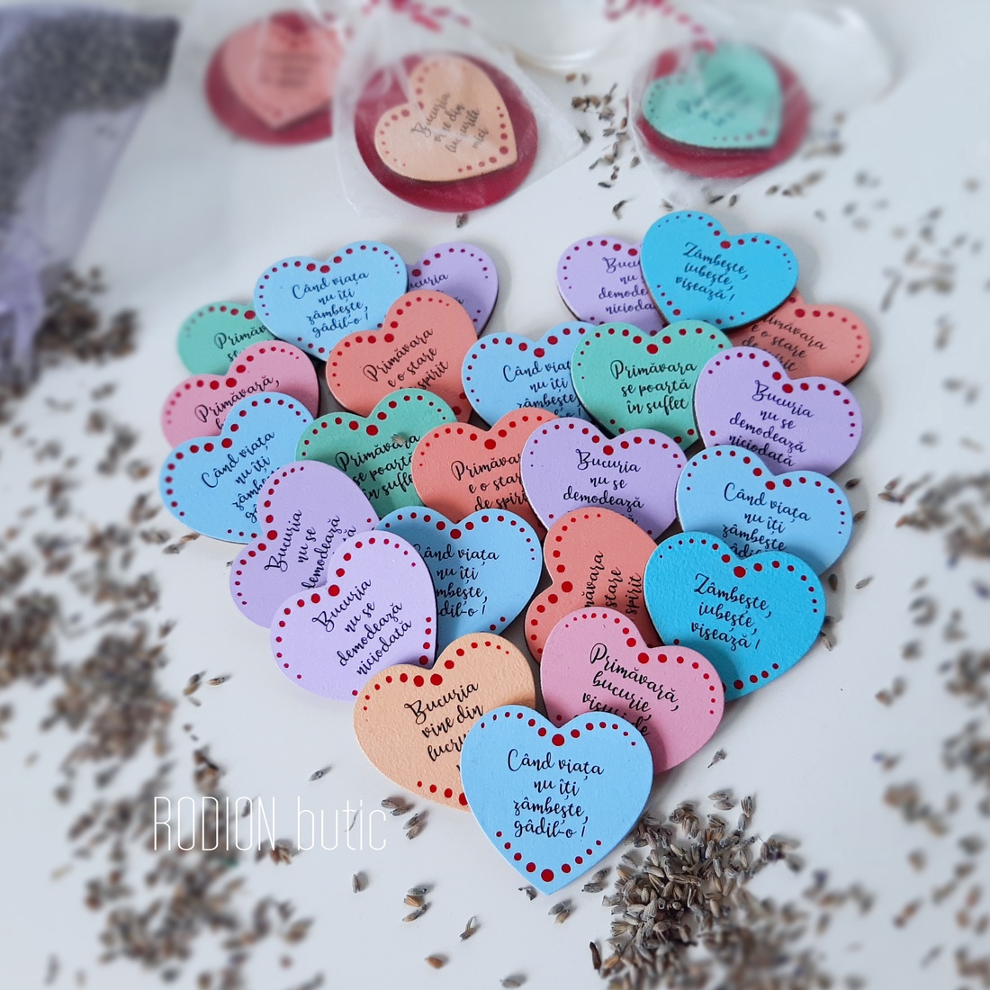 Martisoare brosa inimioare pictate manual cu mesaje haioase handmade - bijuterii - mărțișor - Artynos.ro Martisoare brosa inimioare pictate manual cu mesaje haioase handmade - bijuterii - mărțișor - Artynos.ro