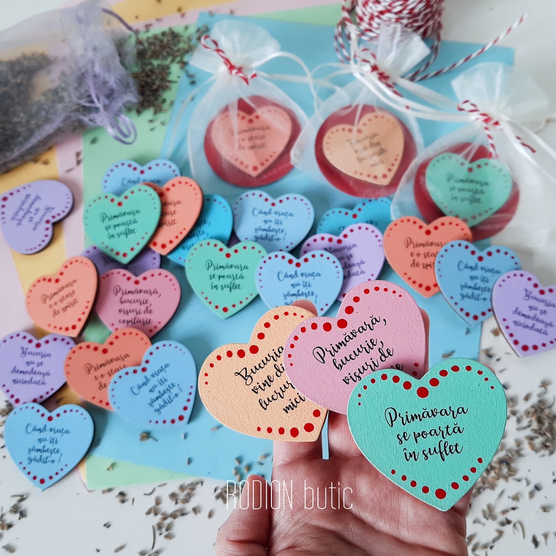 Martisoare brosa inimioare pictate manual cu mesaje haioase handmade - bijuterii - mărțișor - Artynos.ro Martisoare brosa inimioare pictate manual cu mesaje haioase handmade - bijuterii - mărțișor - Artynos.ro