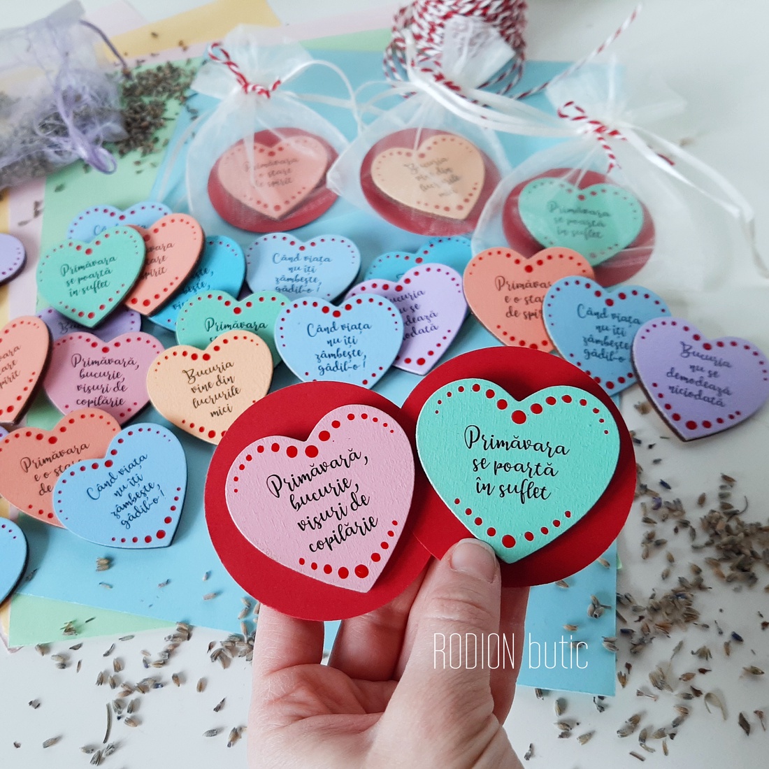 Martisoare brosa inimioare pictate manual cu mesaje haioase handmade - bijuterii - mărțișor - Artynos.ro Martisoare brosa inimioare pictate manual cu mesaje haioase handmade - bijuterii - mărțișor - Artynos.ro