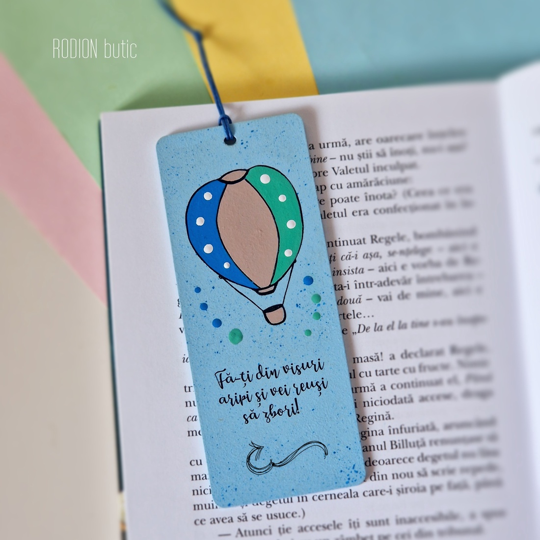 Semn de carte balon cu aer personalizat cu mesaj pictat manual - cărți și creații cu tematică muzicală, cadouri - semn de carte - Artynos.ro