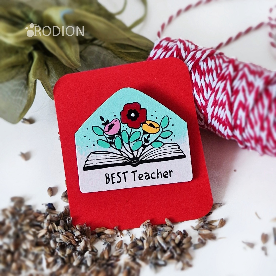 Martisoare brosa Best Teacher carte cu flori pictate manual handmade - bijuterii - mărțișor - Artynos.ro Martisoare brosa Best Teacher carte cu flori pictate manual handmade - bijuterii - mărțișor - Artynos.ro
