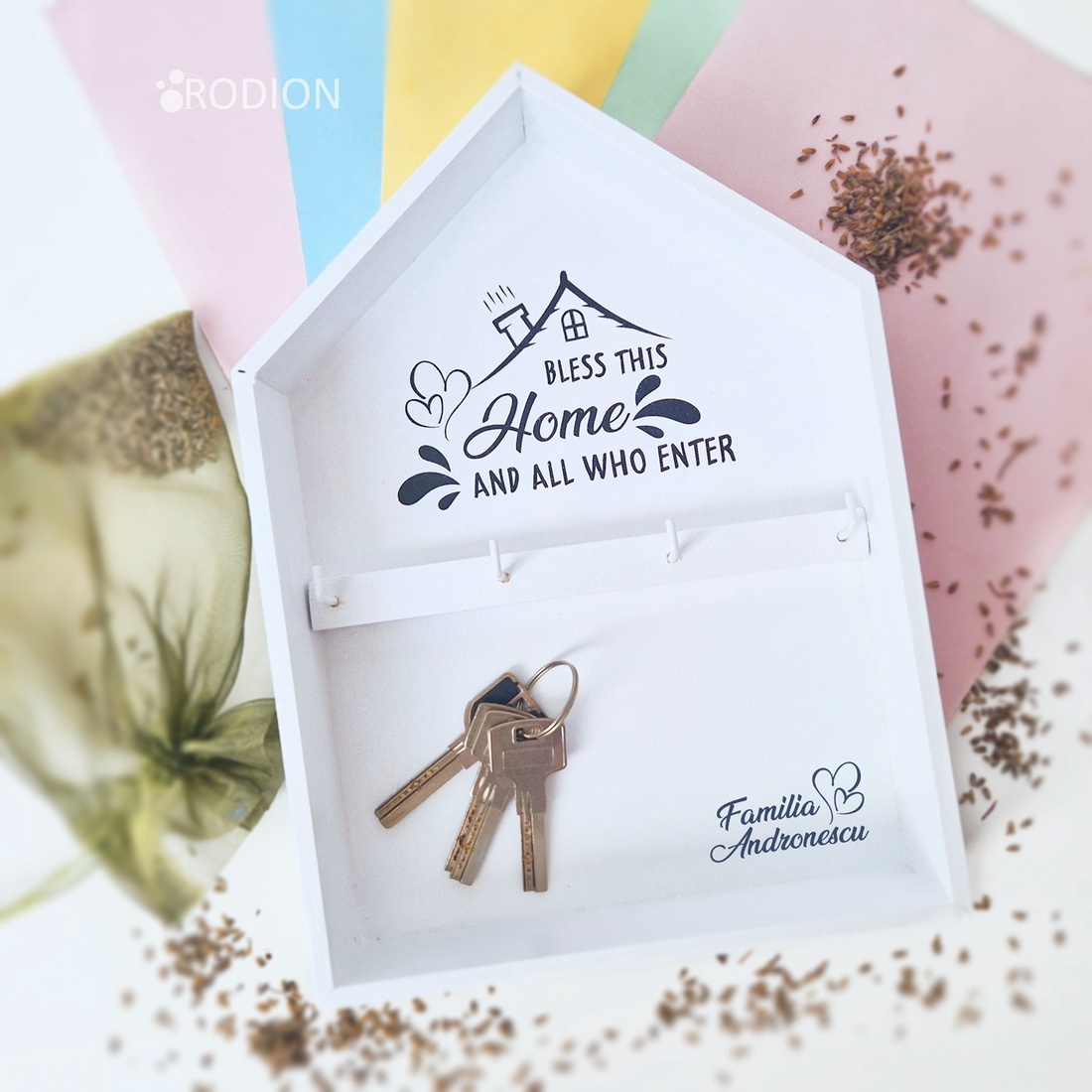 Cuier casuta suport chei personalizat cu nume - casă & stil de viață - accesorii pentru decorat casa - decorațiuni de pereți, decorațiuni suspendate - suport pentru chei - Artynos.ro Cuier casuta suport chei personalizat cu nume - casă & stil de viață - accesorii pentru decorat casa - decorațiuni de pereți, decorațiuni suspendate - suport pentru chei - Artynos.ro