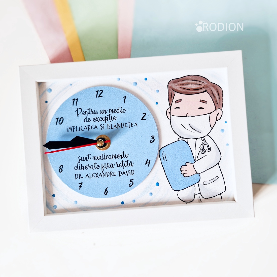 Ceas inramat personalizat cu nume si mesaj pictat manual pentru doctor - casă & stil de viață - accesorii pentru decorat casa - decorațiuni de pereți, decorațiuni suspendate - ceasuri de perete - Artynos.ro