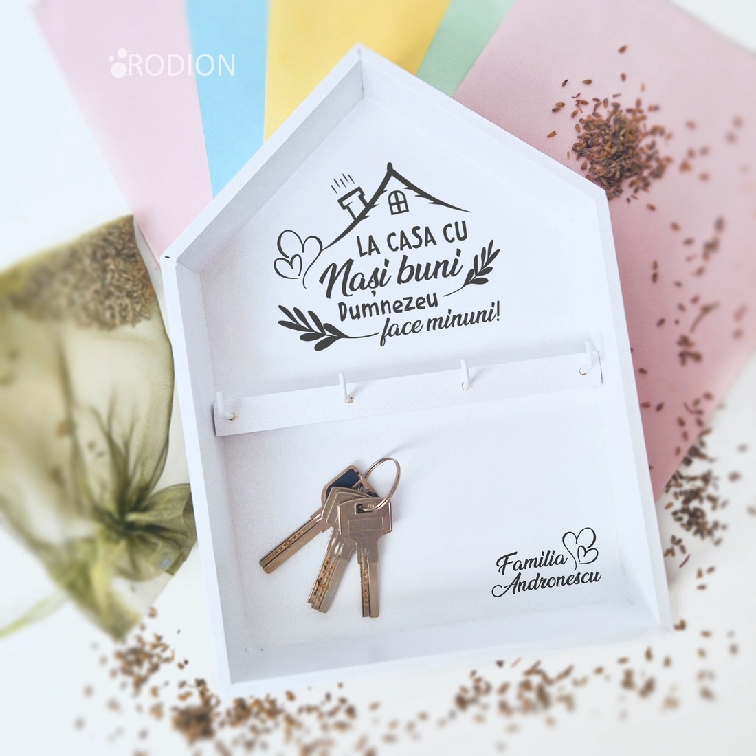 Cuier casuta suport chei personalizat cu nume nasi - casă & stil de viață - accesorii pentru decorat casa - decorațiuni de pereți, decorațiuni suspendate - suport pentru chei - Artynos.ro Cuier casuta suport chei personalizat cu nume nasi - casă & stil de viață - accesorii pentru decorat casa - decorațiuni de pereți, decorațiuni suspendate - suport pentru chei - Artynos.ro