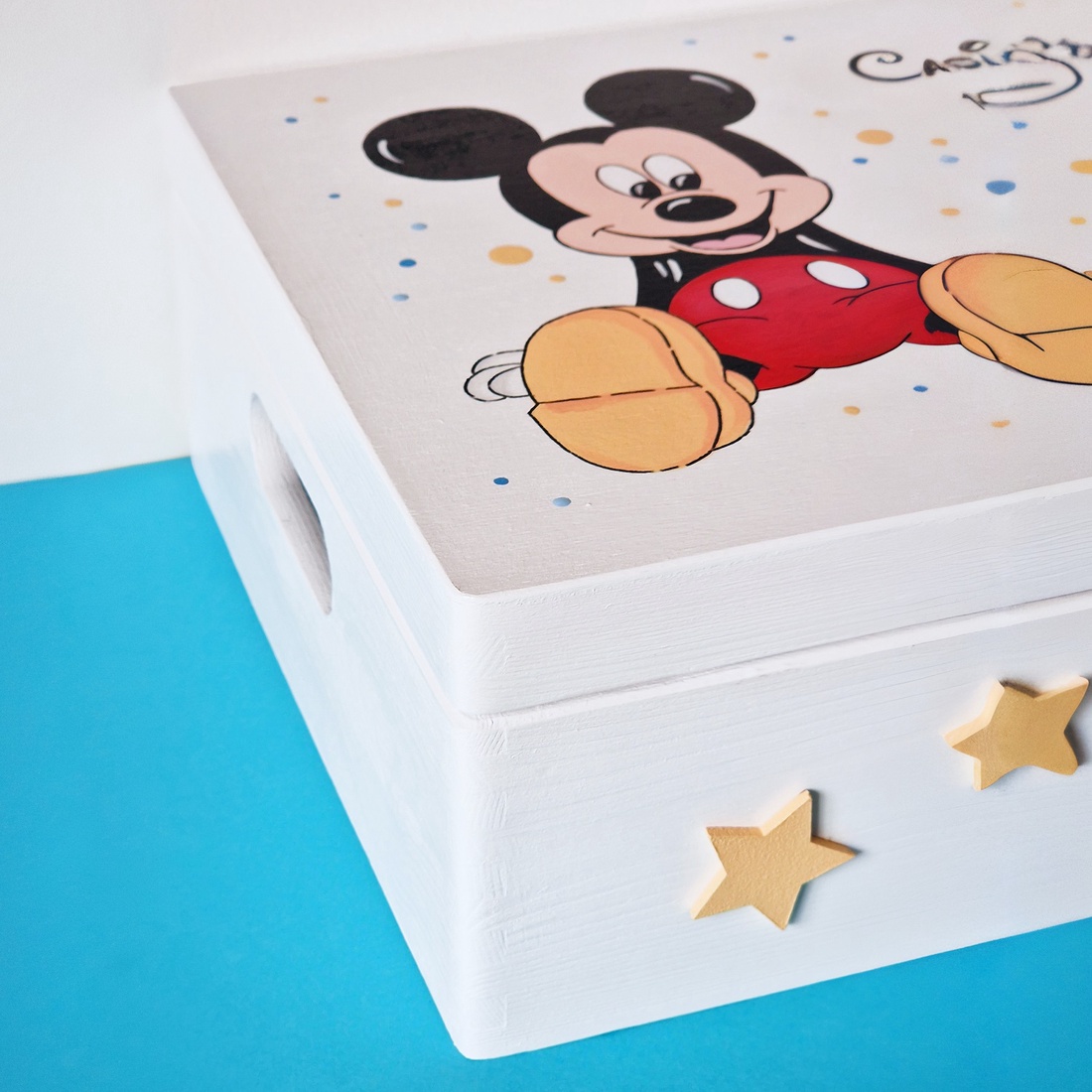 Cufar pentru amintiri pictat manual personalizat cu nume Mickey Mouse - jucării și echipamente pentru copii - daruri de botez - Artynos.ro