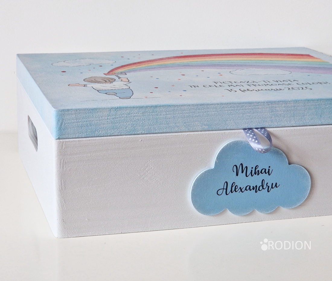 Cufar pentru amintiri pictat manual personalizat cu nume baietel curcubeu - jucării și echipamente pentru copii - daruri de botez - Artynos.ro Cufar pentru amintiri pictat manual personalizat cu nume baietel curcubeu - jucării și echipamente pentru copii - daruri de botez - Artynos.ro