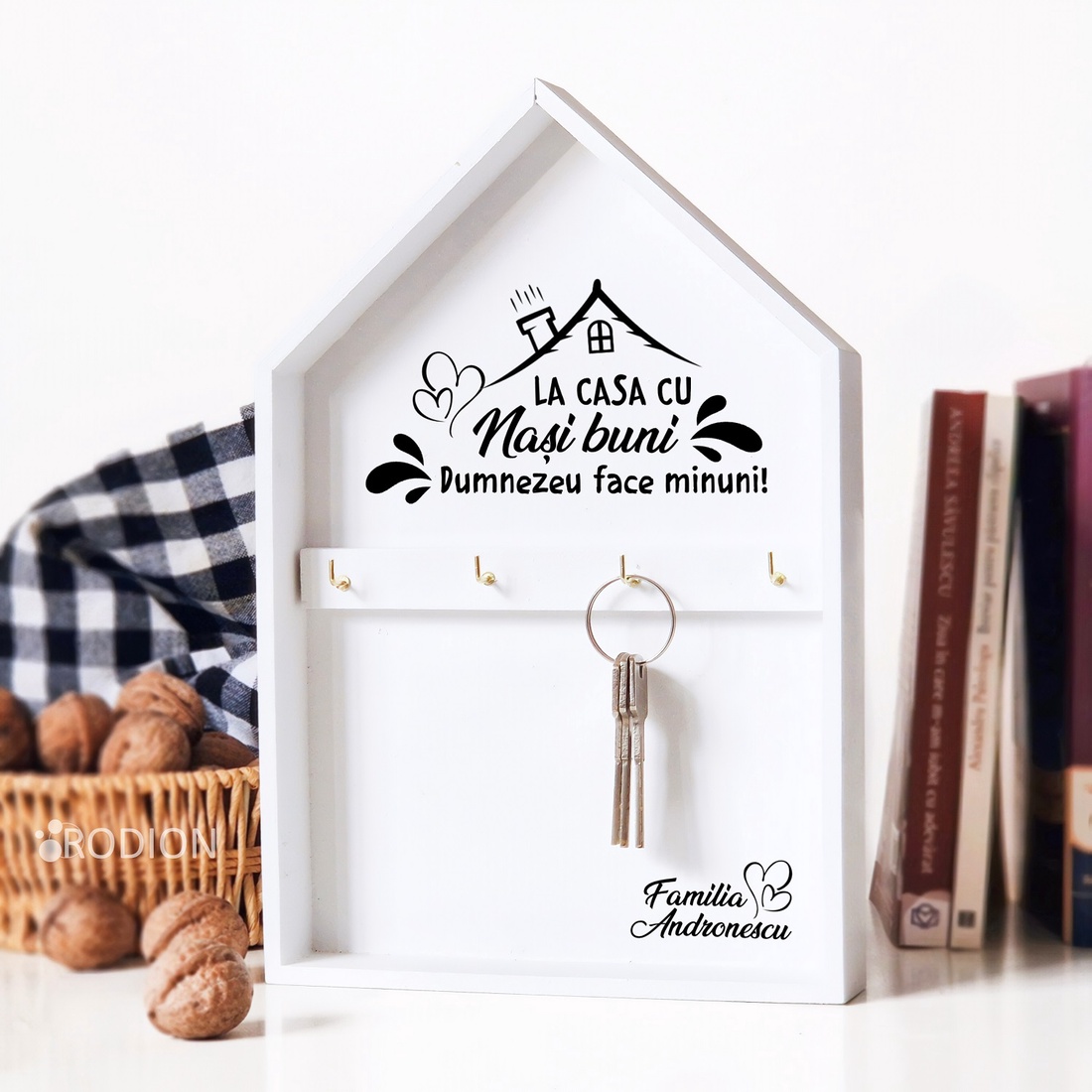 Cuier casuta suport chei personalizat cu nume nasi - casă & stil de viață - accesorii pentru decorat casa - decorațiuni de pereți, decorațiuni suspendate - suport pentru chei - Artynos.ro Cuier casuta suport chei personalizat cu nume nasi - casă & stil de viață - accesorii pentru decorat casa - decorațiuni de pereți, decorațiuni suspendate - suport pentru chei - Artynos.ro