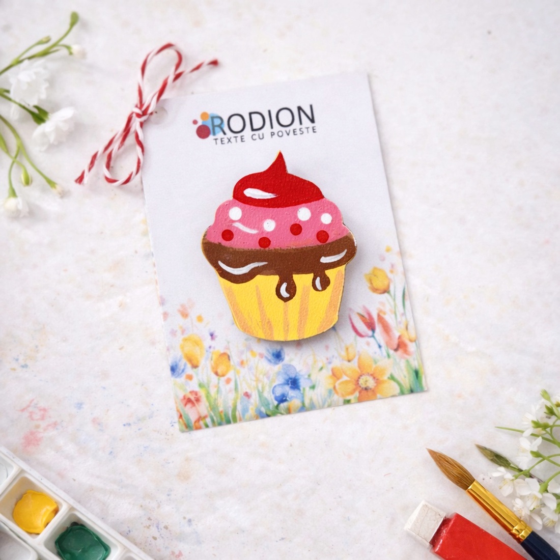Martisoare brosa Cupcake pictate manual cu text handmade deosebite - bijuterii - mărțișor - Artynos.ro