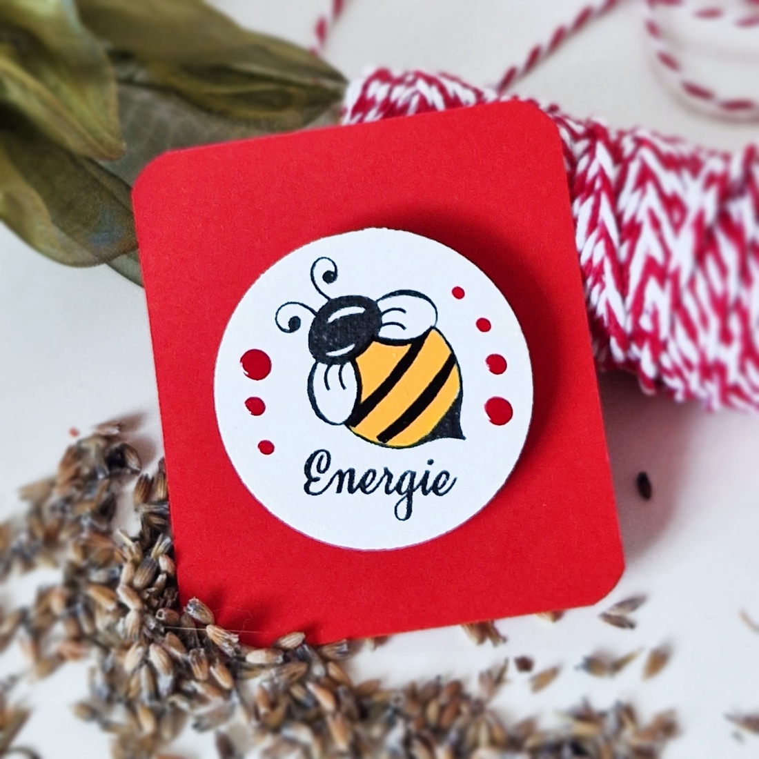 Martisor brosa Albinuta pictat manual cu text handmade - bijuterii - mărțișor - Artynos.ro