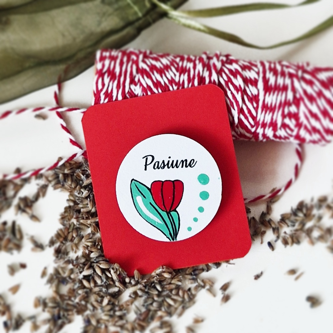 Martisor brosa Lalea pictat manual cu text handmade - bijuterii - mărțișor - Artynos.ro