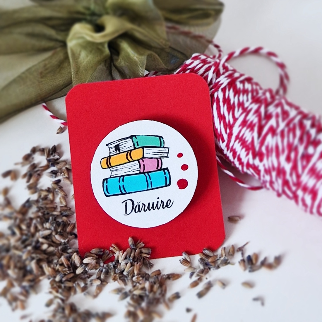 Martisor brosa Carti pictat manual cu text handmade - bijuterii - mărțișor - Artynos.ro