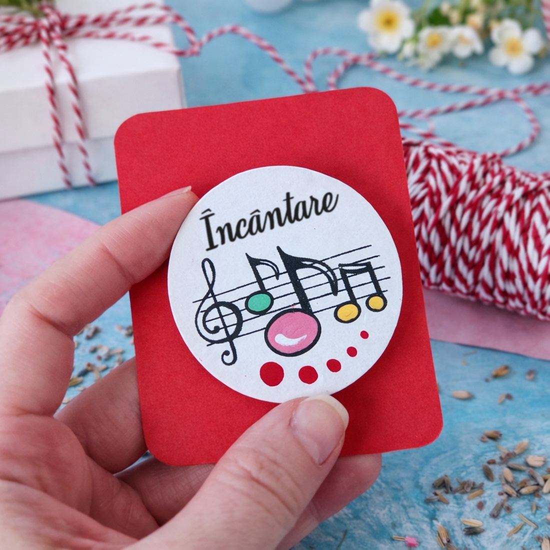 Martisor brosa Muzica pictat manual cu text handmade - bijuterii - mărțișor - Artynos.ro