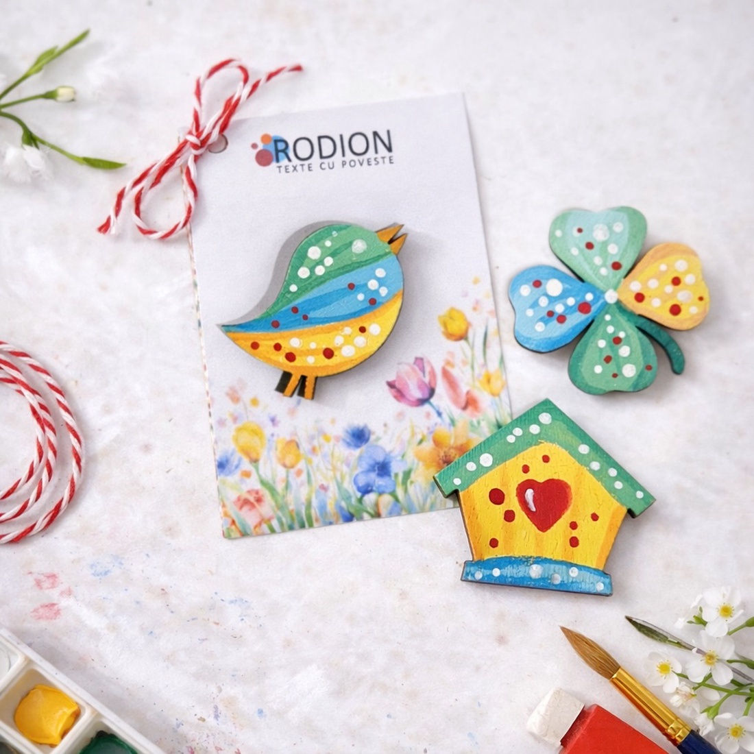 Set martisoare tip brosa pictate manual pe lemn cu motive de primavara - bijuterii - mărțișor - Artynos.ro