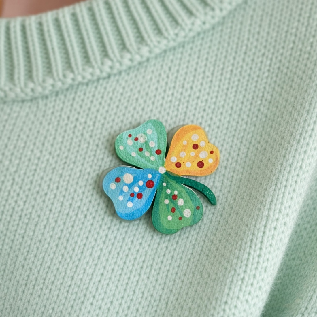 Set martisoare tip brosa pictate manual pe lemn cu motive de primavara - bijuterii - mărțișor - Artynos.ro