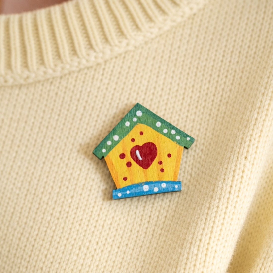 Set martisoare tip brosa pictate manual pe lemn cu motive de primavara - bijuterii - mărțișor - Artynos.ro