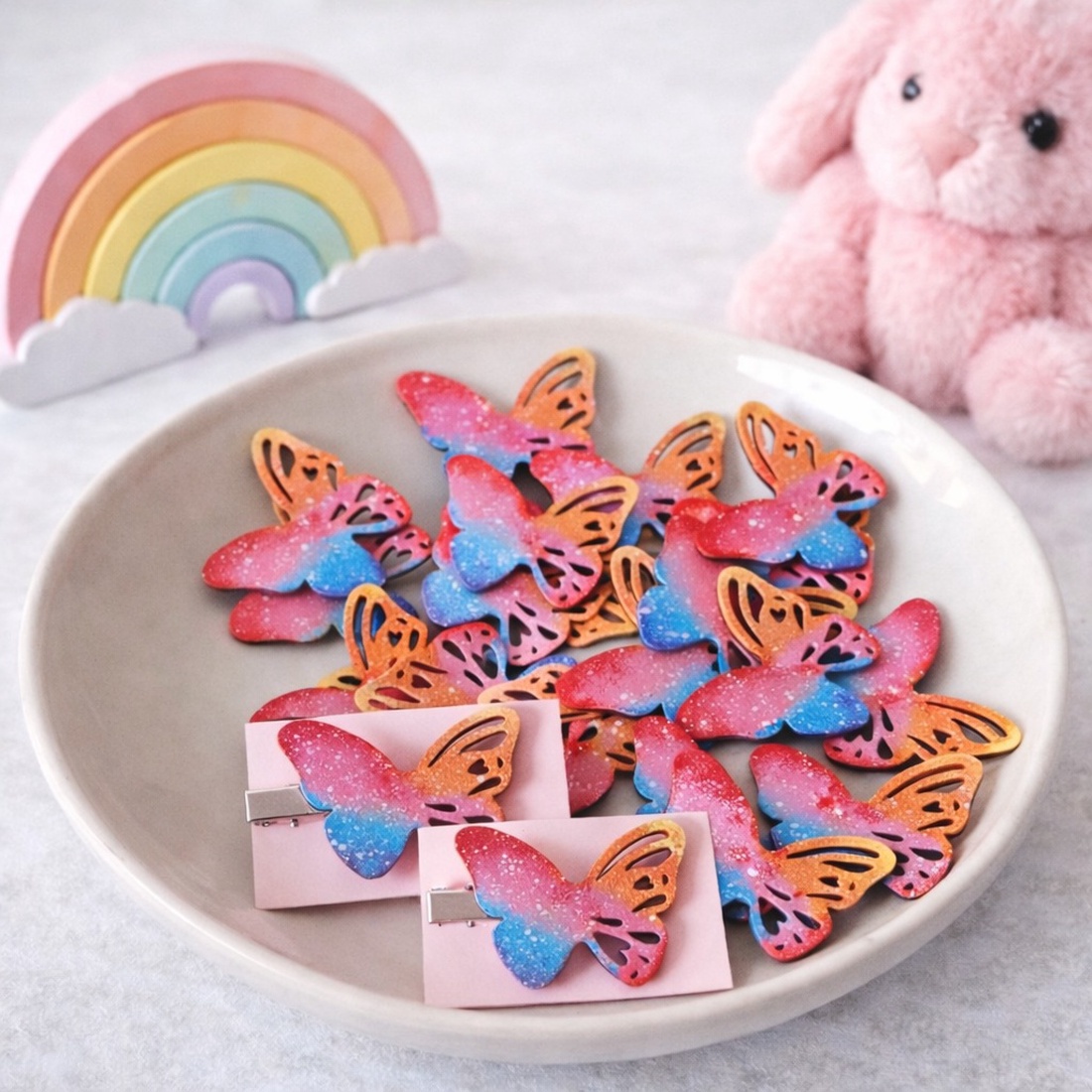 Martisor tip clama Fluturas pictat manual handmade - bijuterii - mărțișor - Artynos.ro