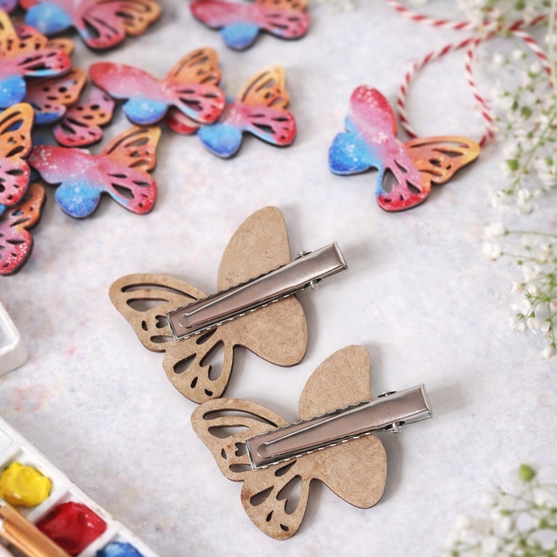 Martisor tip clama Fluturas pictat manual handmade - bijuterii - mărțișor - Artynos.ro