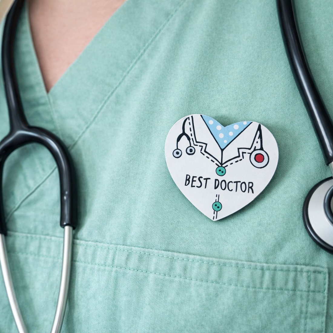 Martisor brosa pentru medic pictat manual cu text handmade Best Doctor - bijuterii - mărțișor - Artynos.ro