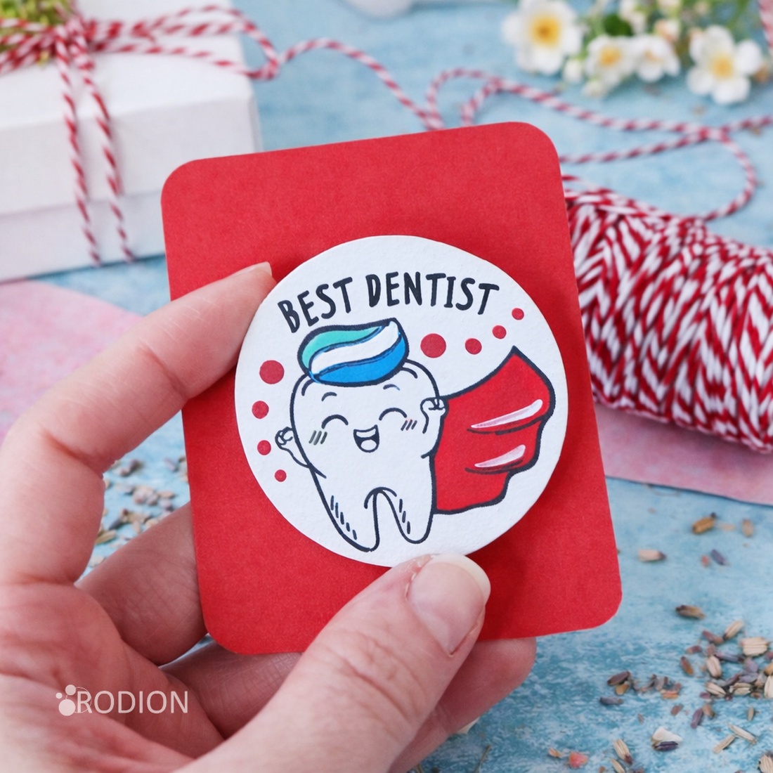 Martisor brosa pentru stomatolog pictat manual cu text handmade Best Dentist - bijuterii - mărțișor - Artynos.ro