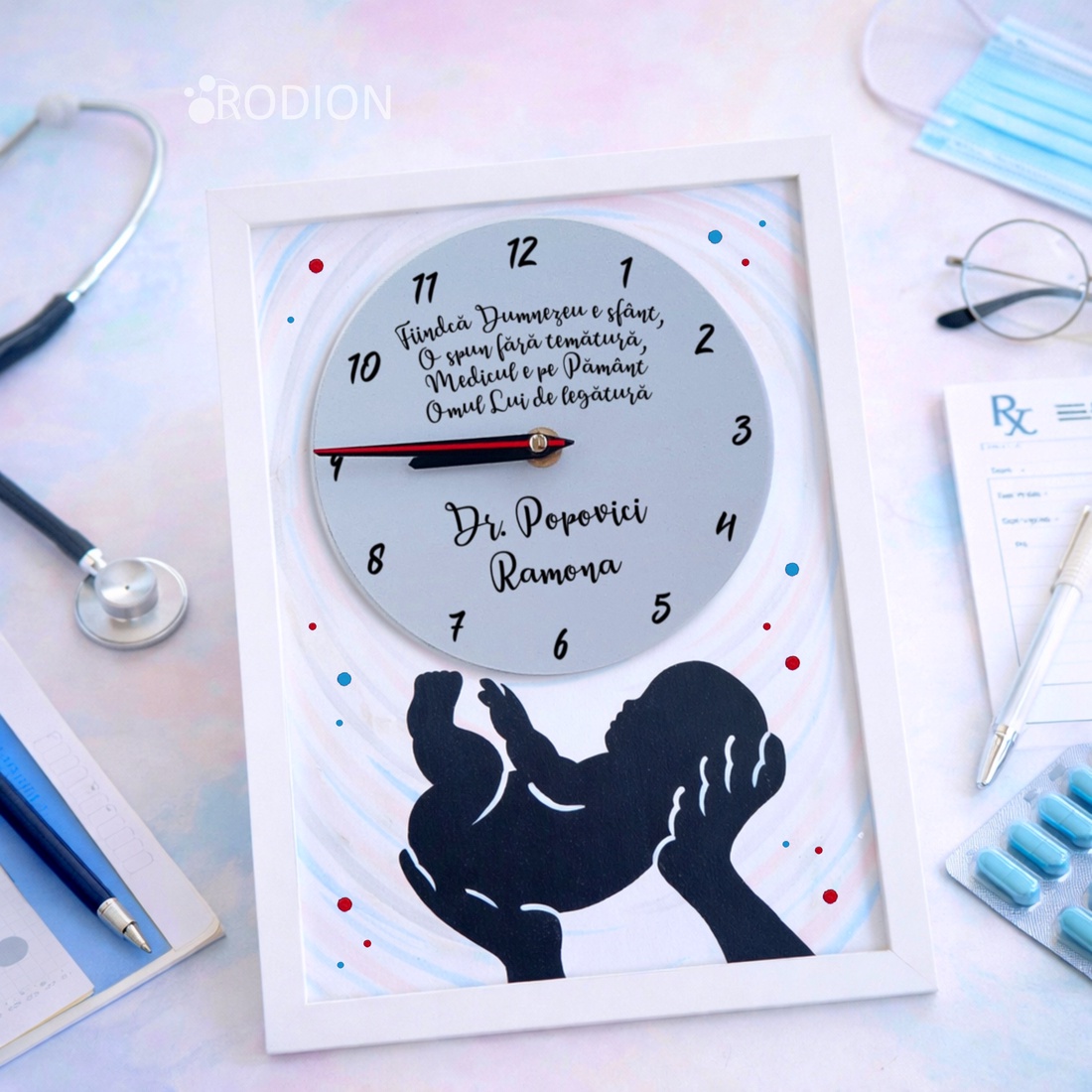 Ceas inramat personalizat cu nume si mesaj pictat manual pentru medic - casă & stil de viață - decorațiuni de casă - decorațiuni de pereți - ceasuri de perete - Artynos.ro