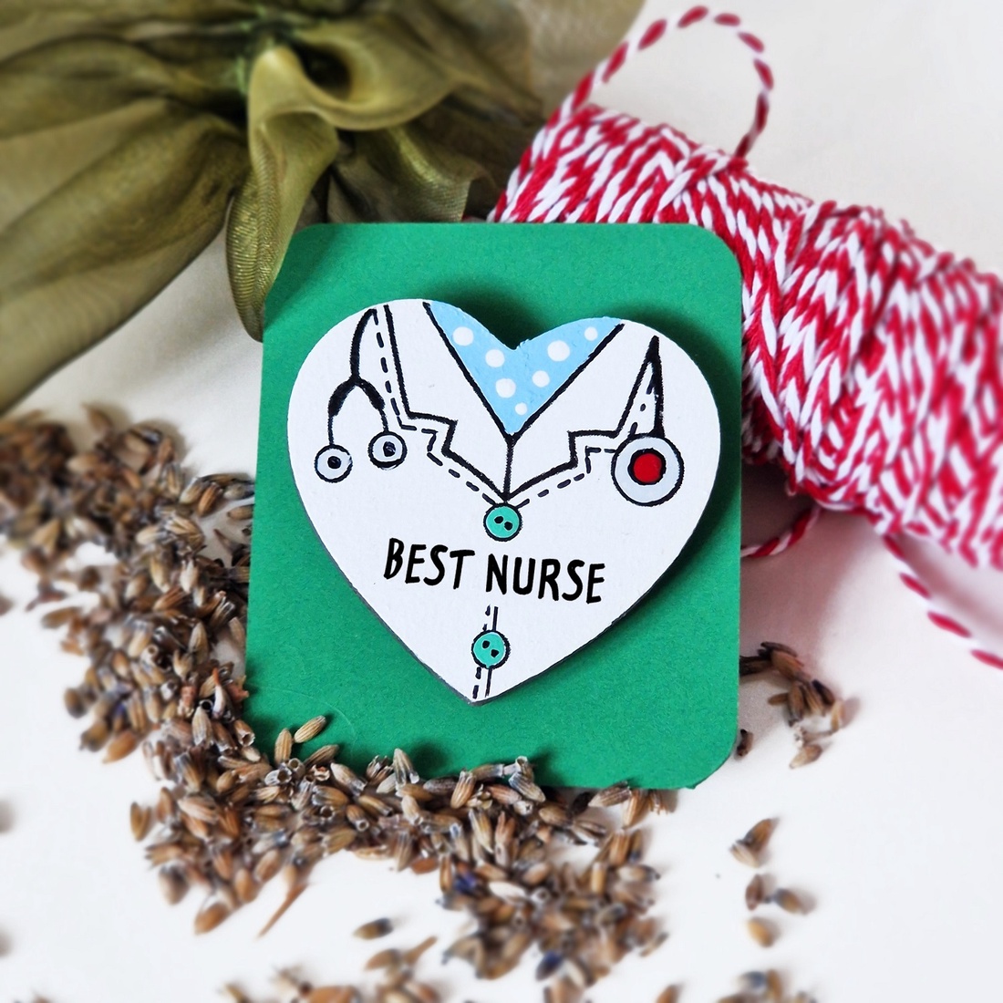 Martisor brosa pentru asistenta medicala pictat manual cu text handmade Best Nurse - bijuterii - mărțișor - Artynos.ro
