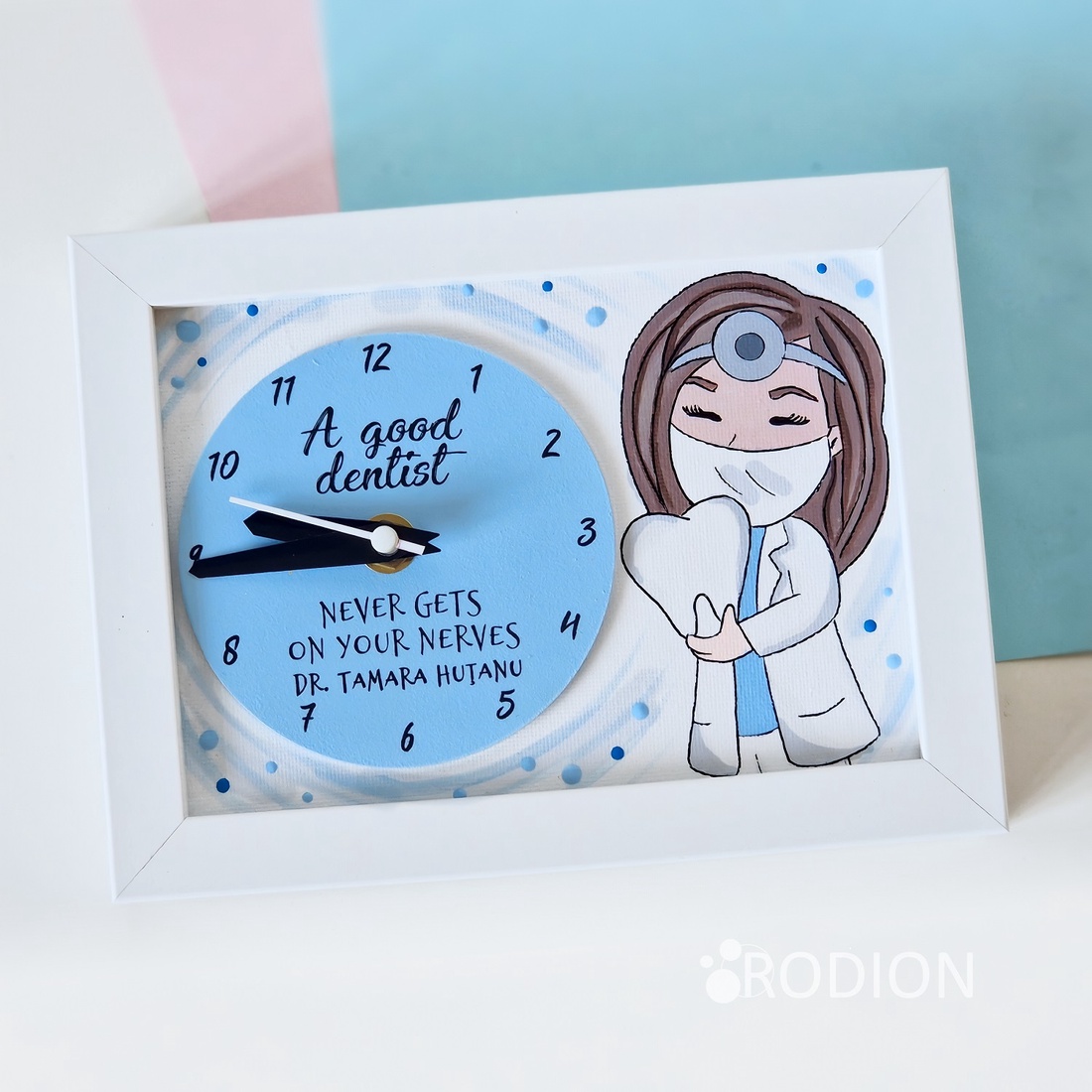 Ceas inramat personalizat cu nume si mesaj pictat manual pentru dentiste - casă & stil de viață - decorațiuni de casă - decorațiuni de pereți - ceasuri de perete - Artynos.ro