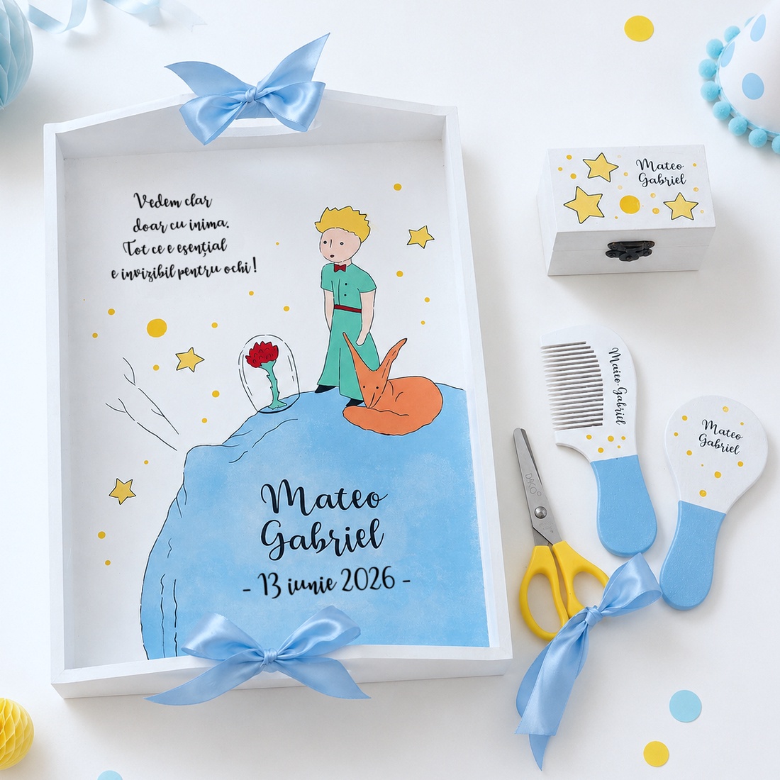 Set prima aniversare baietel Micul Print tava mot personalizata pictata manual - jucării și echipamente pentru copii - saci și seturi pentru copii - seturi pentru copii - Artynos.ro