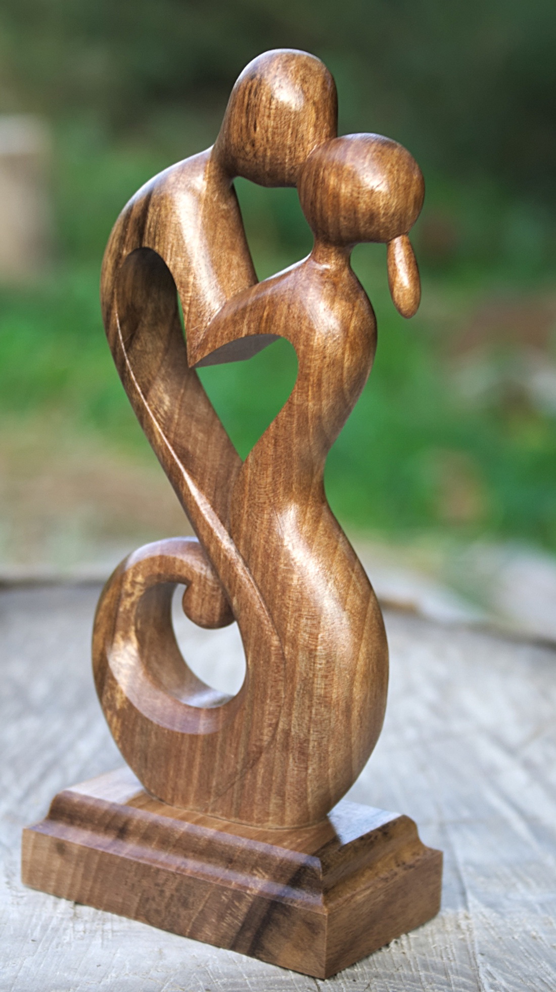 Statuie din lemn Dragoste infinită - arte vizuale și accesorii - sculptură - statuie lemn - Artynos.ro Statuie din lemn Dragoste infinită - arte vizuale și accesorii - sculptură - statuie lemn - Artynos.ro