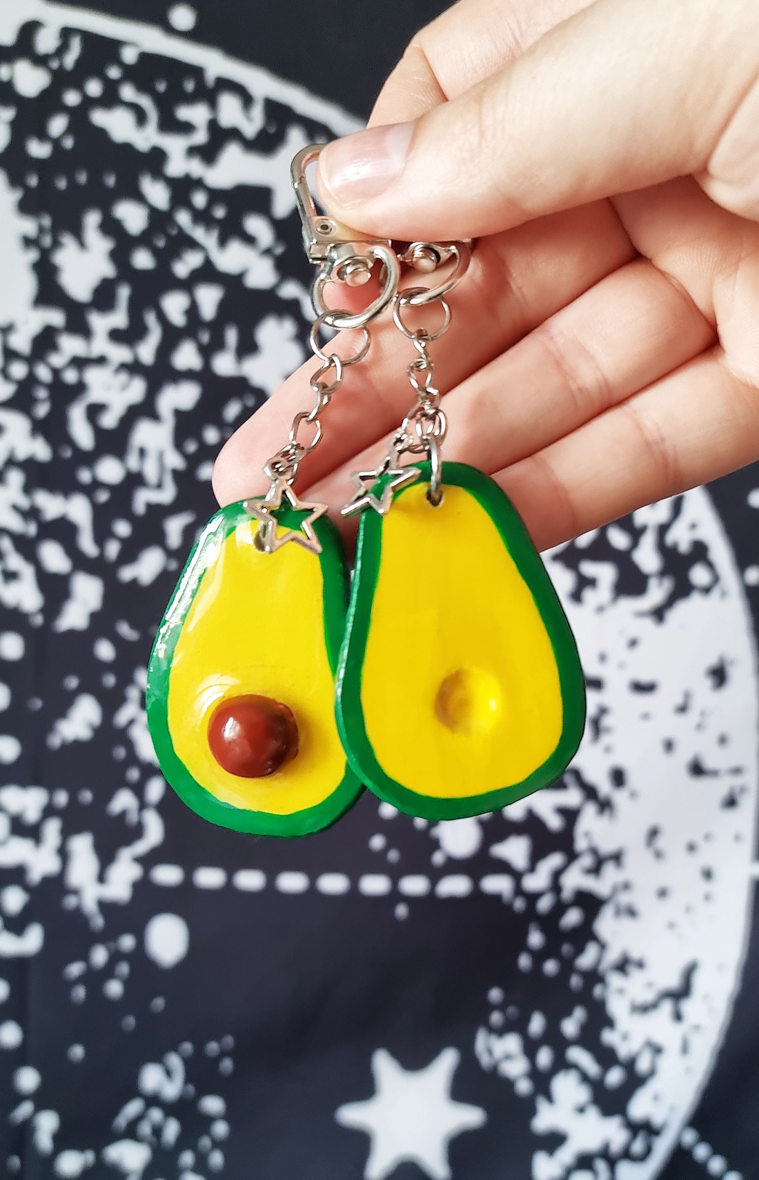 Set 2 Brelocuri Handmade Avocado - Cadoul Perfect pentru Prieteni sau Cupluri - Charm din Lut pentru Genti - geantă și husă - accesorii genți - breloc - Artynos.ro Set 2 Brelocuri Handmade Avocado - Cadoul Perfect pentru Prieteni sau Cupluri - Charm din Lut pentru Genti - geantă și husă - accesorii genți - breloc - Artynos.ro