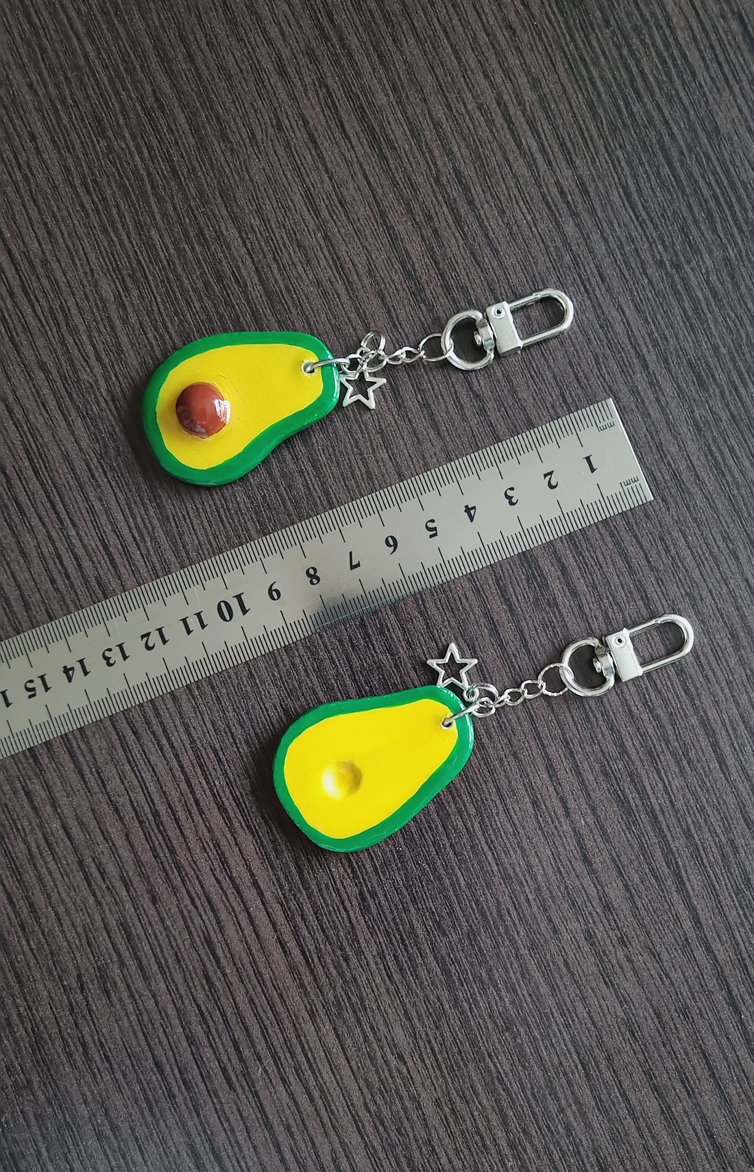 Set 2 Brelocuri Handmade Avocado - Cadoul Perfect pentru Prieteni sau Cupluri - Charm din Lut pentru Genti - geantă și husă - accesorii genți - breloc - Artynos.ro Set 2 Brelocuri Handmade Avocado - Cadoul Perfect pentru Prieteni sau Cupluri - Charm din Lut pentru Genti - geantă și husă - accesorii genți - breloc - Artynos.ro