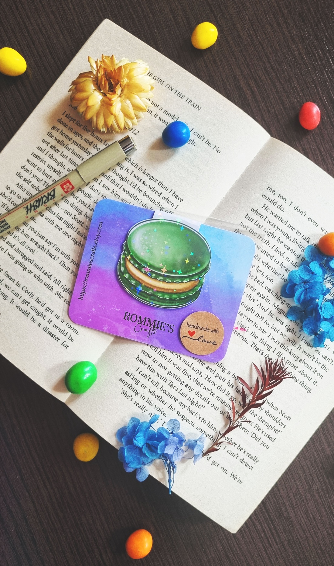Semn de carte magnetic cu macarons, handmade - laminat cu efect holo - cadou dragut pentru iubitorii de carti - cărți și creații cu tematică muzicală, cadouri - semn de carte - Artynos.ro Semn de carte magnetic cu macarons, handmade - laminat cu efect holo - cadou dragut pentru iubitorii de carti - cărți și creații cu tematică muzicală, cadouri - semn de carte - Artynos.ro