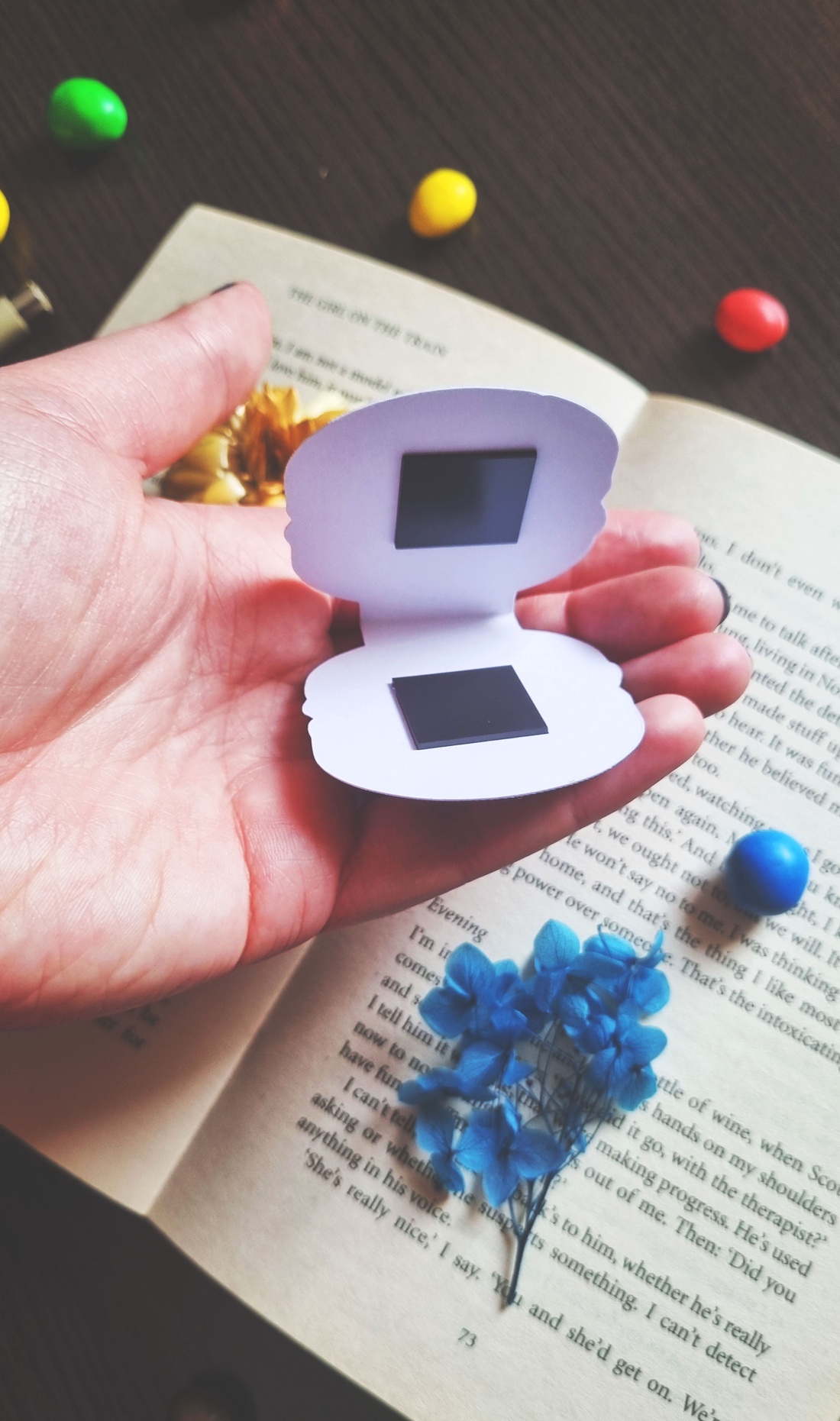 Semn de carte magnetic cu macarons, handmade - laminat cu efect holo - cadou dragut pentru iubitorii de carti - cărți și creații cu tematică muzicală, cadouri - semn de carte - Artynos.ro Semn de carte magnetic cu macarons, handmade - laminat cu efect holo - cadou dragut pentru iubitorii de carti - cărți și creații cu tematică muzicală, cadouri - semn de carte - Artynos.ro