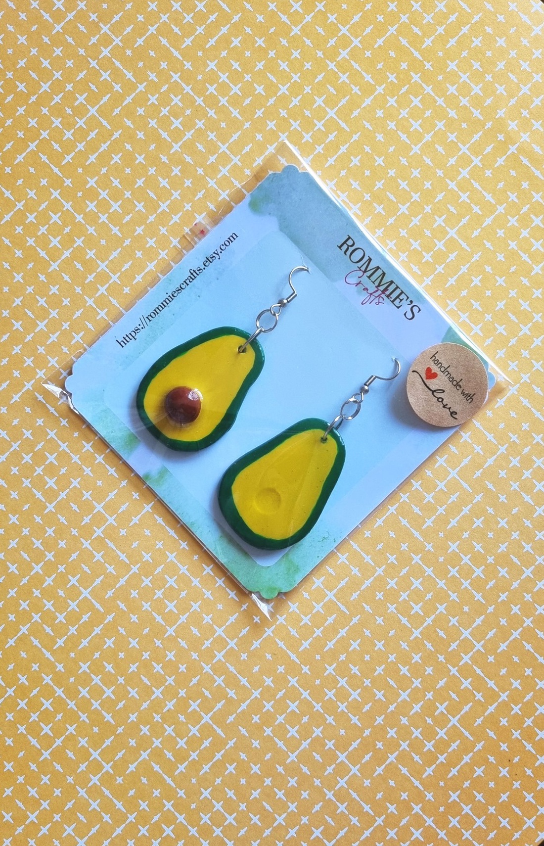 Cercei Cottagecore Handmade din Lut cu Avocado - Cârlige din Oțel Inoxidabil - Cadoul Perfect Inspirat de Natură - bijuterii - cercei - cercei drop - Artynos.ro Cercei Cottagecore Handmade din Lut cu Avocado - Cârlige din Oțel Inoxidabil - Cadoul Perfect Inspirat de Natură - bijuterii - cercei - cercei drop - Artynos.ro