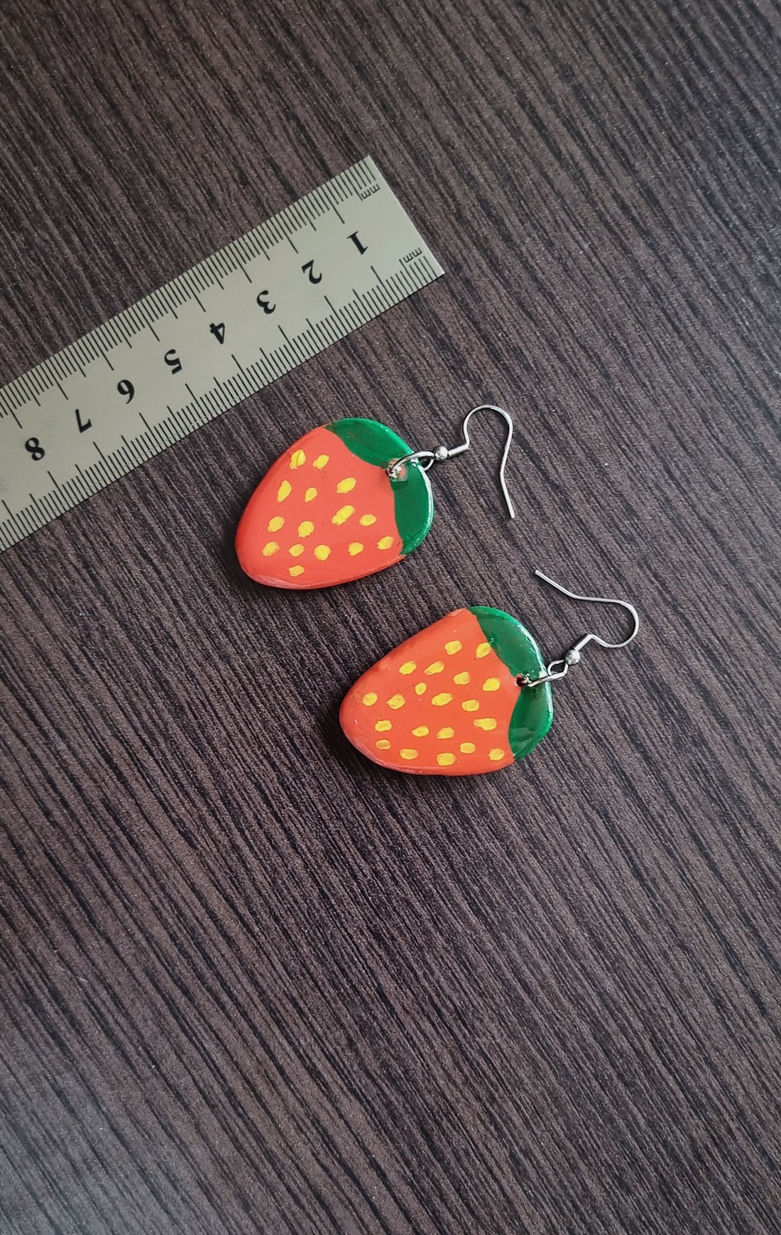 Cercei Handmade Cottagecore din Lut cu Capsuni - Cârlige din Oțel Inoxidabil - Cadoul Perfect pentru Iubitorii de Natură - bijuterii - cercei - cercei drop - Artynos.ro Cercei Handmade Cottagecore din Lut cu Capsuni - Cârlige din Oțel Inoxidabil - Cadoul Perfect pentru Iubitorii de Natură - bijuterii - cercei - cercei drop - Artynos.ro