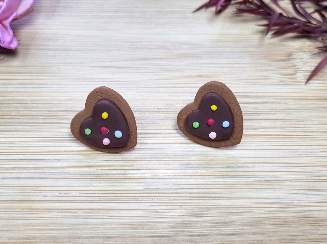 Cercei tip stud cu biscuiți în formă de inimă � Bijuterii handmade din lut polimeric - bijuterii - cercei - clipsuri - Artynos.ro