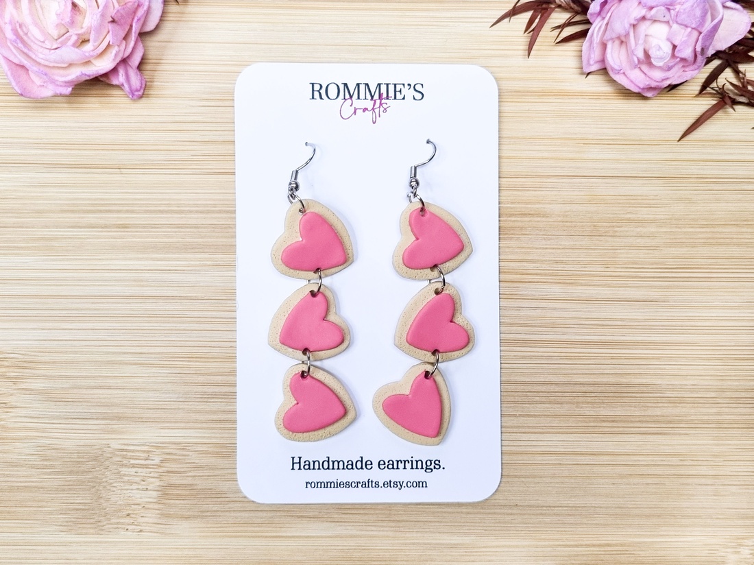 Cercei cu Biscuiți Roz în Formă de Inimă � Bijuterii handmade din lut polimeric - bijuterii - cercei - cercei lungi - Artynos.ro