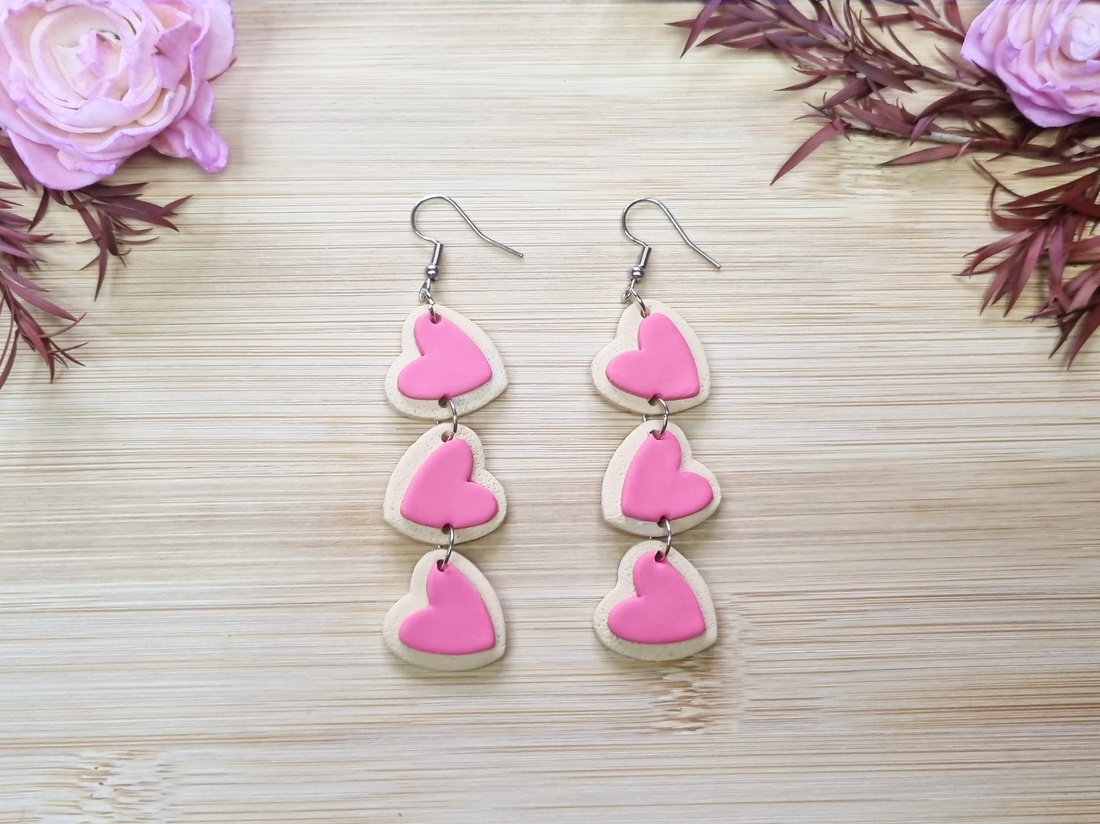 Cercei cu Biscuiți Roz în Formă de Inimă � Bijuterii handmade din lut polimeric - bijuterii - cercei - cercei lungi - Artynos.ro
