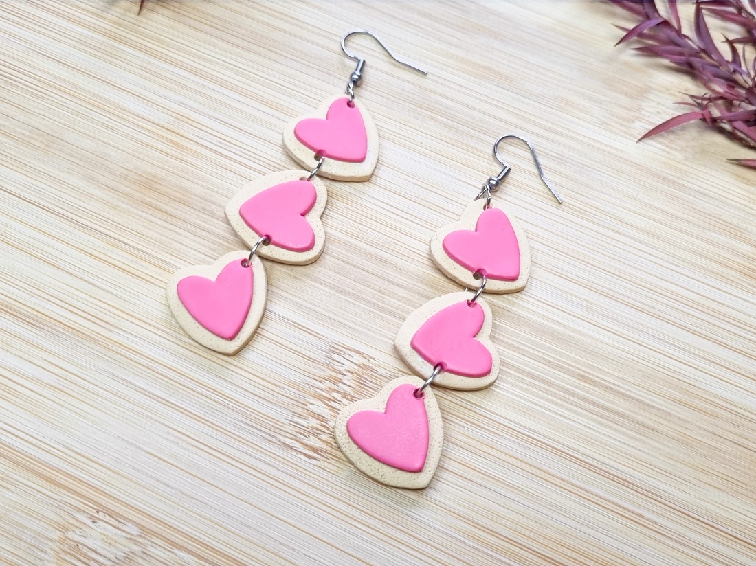 Cercei cu Biscuiți Roz în Formă de Inimă � Bijuterii handmade din lut polimeric - bijuterii - cercei - cercei lungi - Artynos.ro