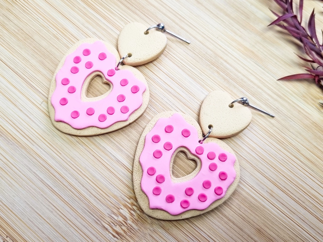 Cercei Donut Roz în Formă de Inimă � Bijuterii handmade din lut polimeric - bijuterii - cercei - cercei lungi - Artynos.ro