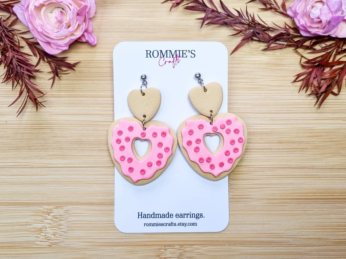 Cercei Donut Roz în Formă de Inimă � Bijuterii handmade din lut polimeric - bijuterii - cercei - cercei lungi - Artynos.ro