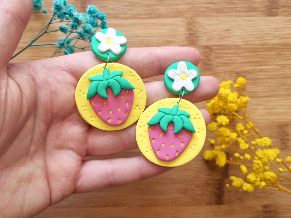 Cercei Căpșuni � Bijuterii handmade din lut polimeric, inspirație de vară - bijuterii - cercei - cercei lungi - Artynos.ro