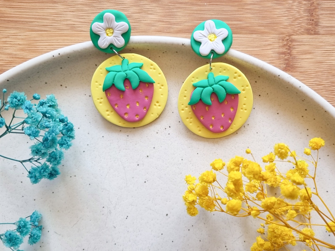Cercei Căpșuni � Bijuterii handmade din lut polimeric, inspirație de vară - bijuterii - cercei - cercei lungi - Artynos.ro