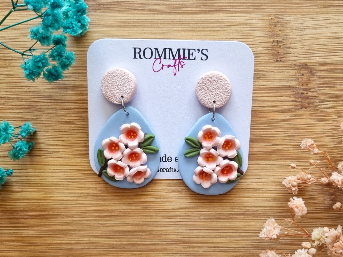 Cercei Sakura � Bijuterii handmade din lut polimeric, design floral tip lacrimă - bijuterii - cercei - cercei lungi - Artynos.ro