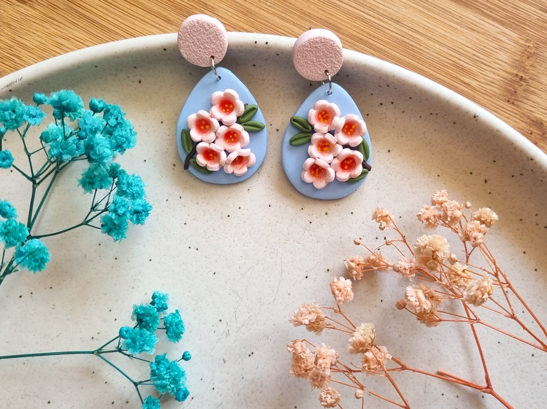 Cercei Sakura � Bijuterii handmade din lut polimeric, design floral tip lacrimă - bijuterii - cercei - cercei lungi - Artynos.ro