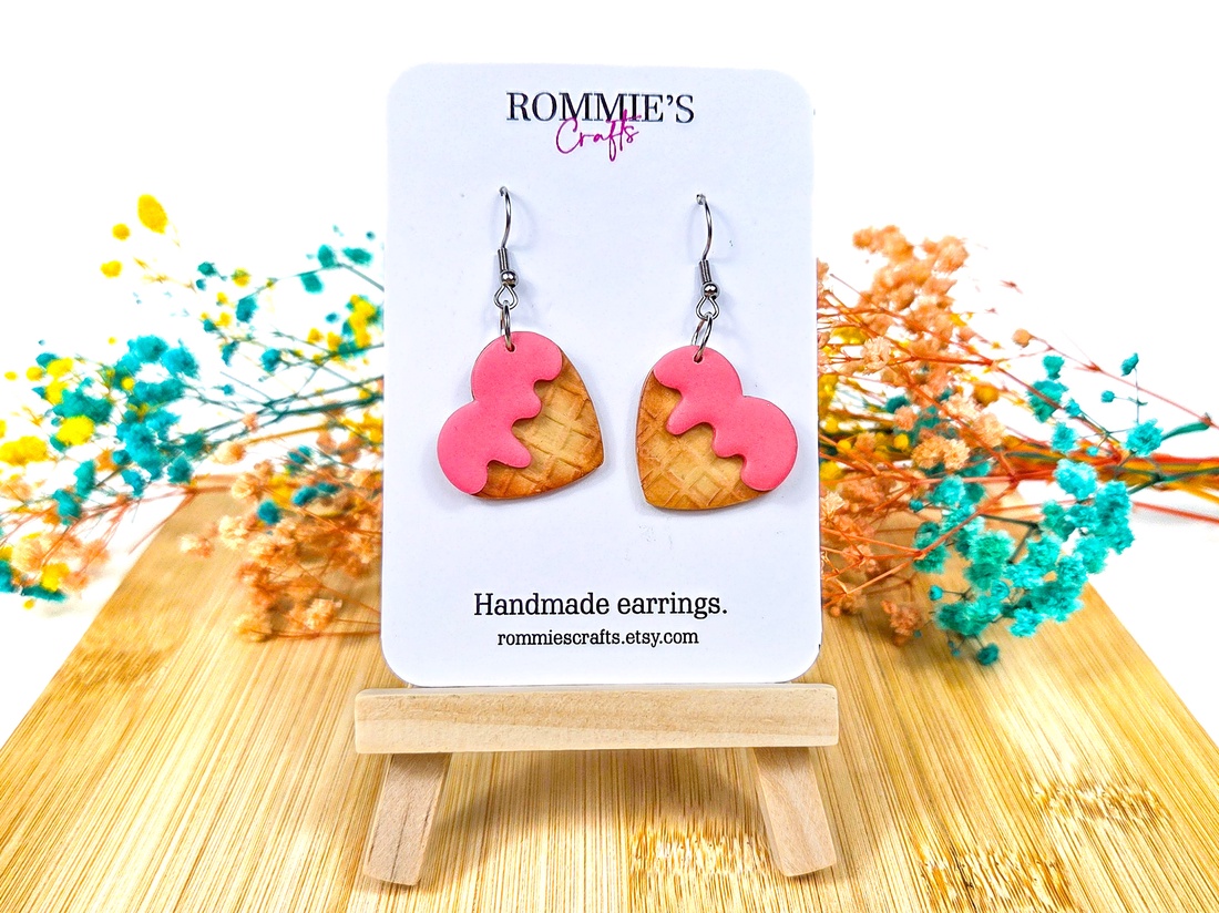Cercei Inimă Waffle cu Căpșune � Bijuterii handmade din lut polimeric - bijuterii - cercei - cercei lungi - Artynos.ro