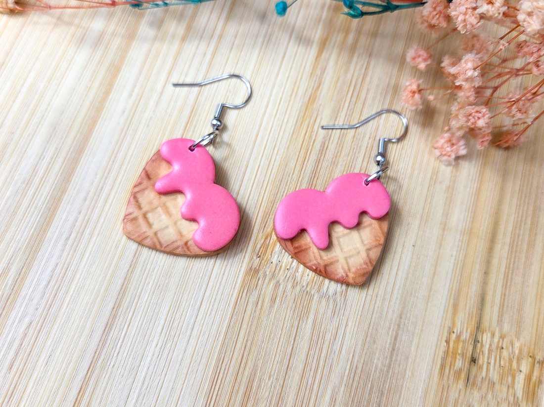 Cercei Inimă Waffle cu Căpșune � Bijuterii handmade din lut polimeric - bijuterii - cercei - cercei lungi - Artynos.ro