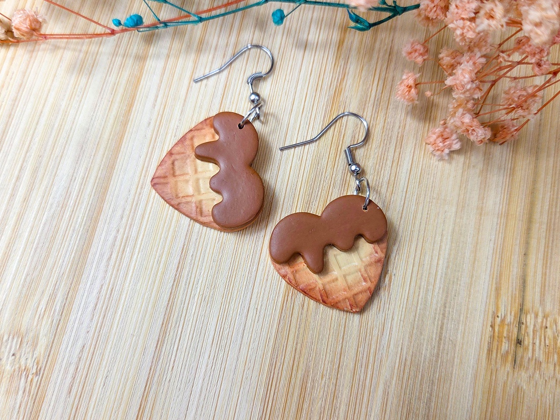Cercei Inimă Waffle cu Ciocolată � Bijuterii handmade din lut polimeric - bijuterii - cercei - cercei lungi - Artynos.ro